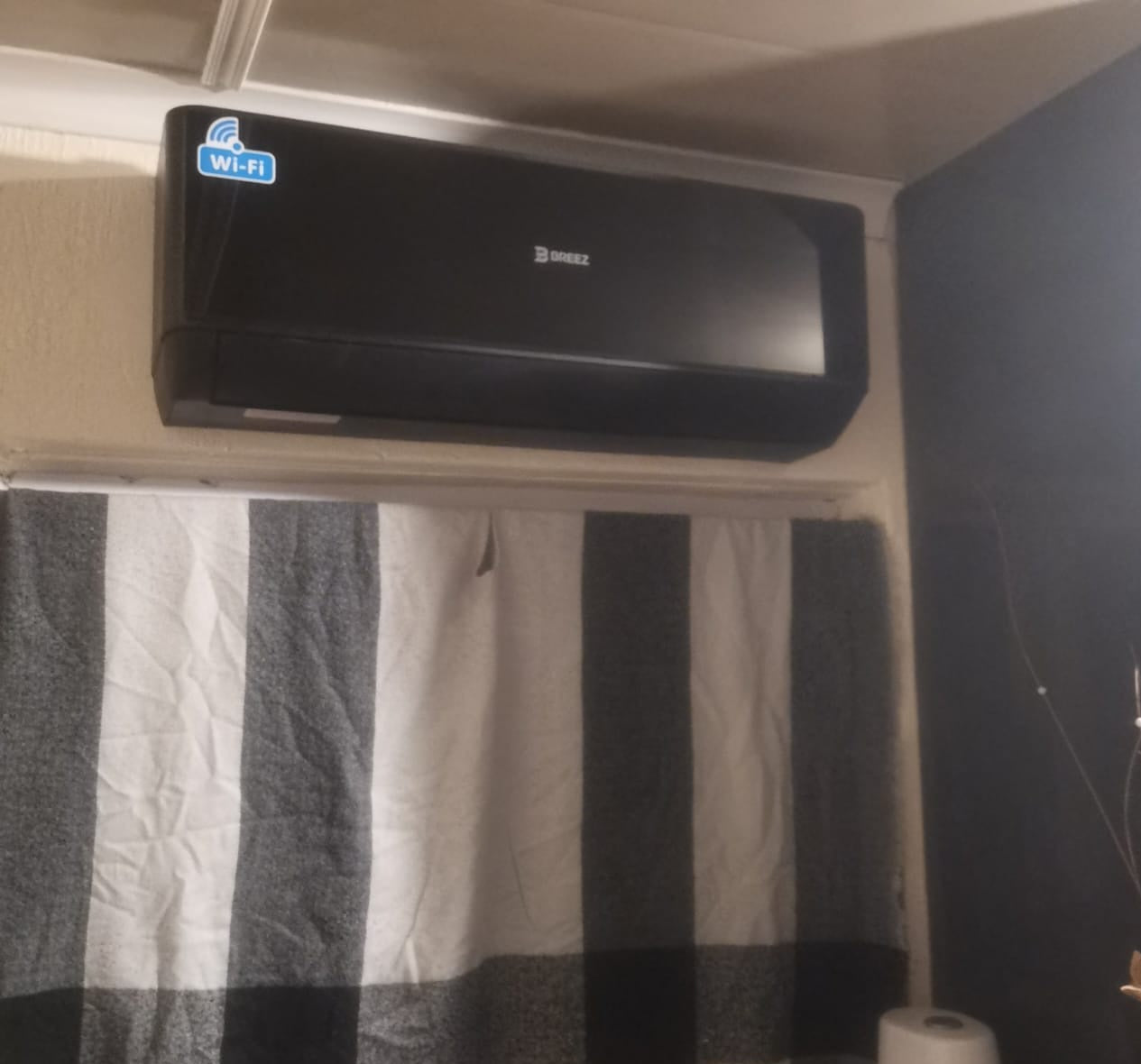 12000BTU Mirror Wifi Air Conditioner Black